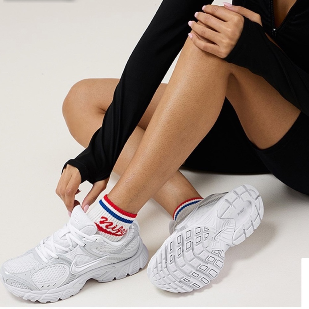 Nike Women's V5 RNR SNEAKER - Picture 1 of 12